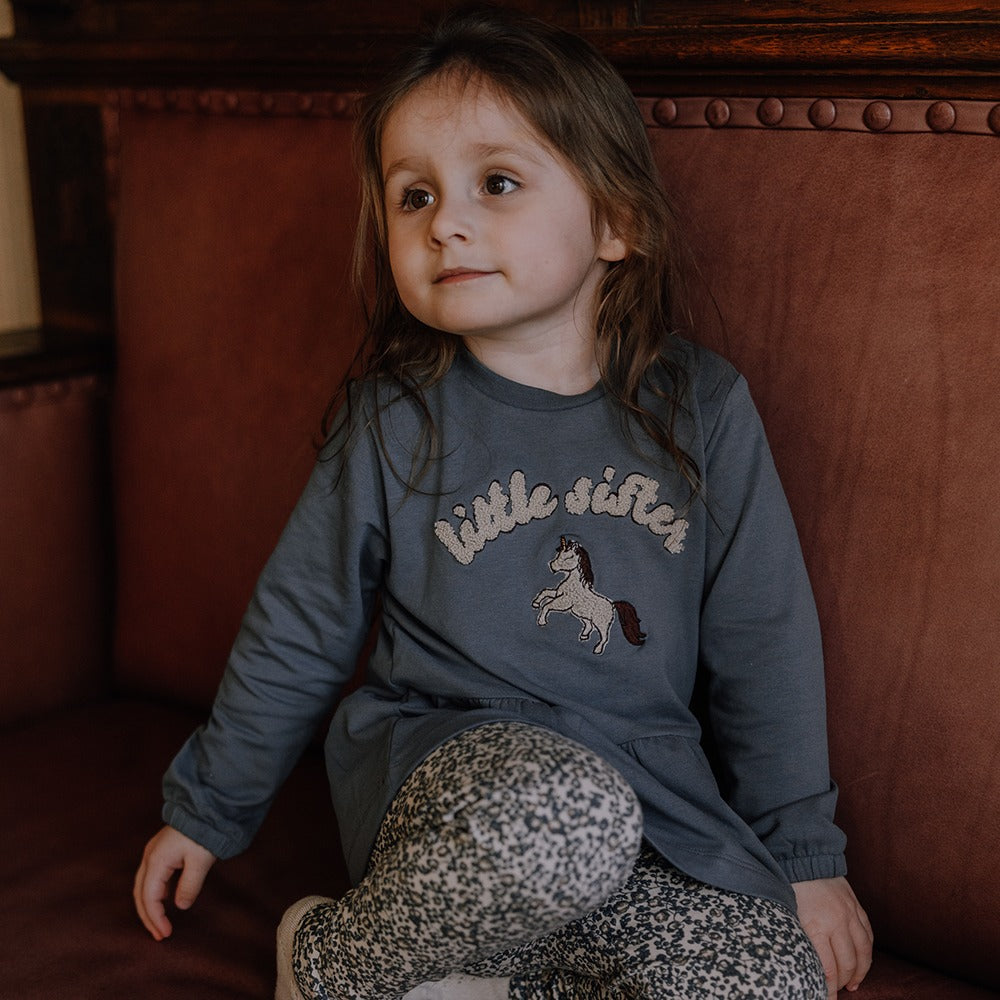 That's Mine Benita lillesøster bluse - Stormy weather - 95% Organic cotton / 5% Elastan Buy Tøj||Overdele||Bluser||Udsalg||Alle||Søskende||Tøjbundle||Udsalg - tøj||Liveshopping bundle||alt minus sløjfe||5 for 399||5 for 399 - kæmpe bundle!||Påskebundle||Summer Bundle||mette-sale here.