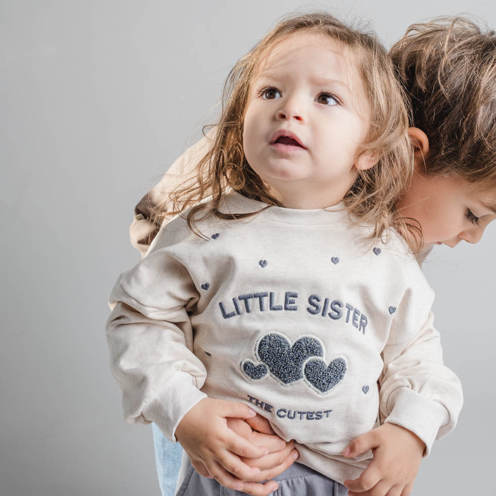 That's Mine Finley lillesøster sweatshirt - Light creme melange - 95% Organic cotton / 5% Elastane Buy Tøj||Overdele||Sweatshirts||Alle||Favoritter||Søskende||personale||AW24 - VIP adgang||alt minus sløjfe||NOOS||mette-sale here.