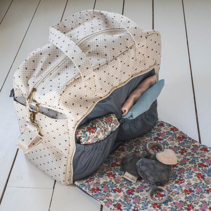 That's Mine Benne pusletaske - Lots of love sky - Outer: 100% Recycled polyester Lining: 100% Polyester Buy Amning & pusletid||Pusle||Pusletasker||Alle||Favoritter||personale||Lots of love||alt minus sløjfe||NOOS||Olivia Salo - pusletaske edition||Del dine øjeblikke||Rejseklar||mette-sale here.