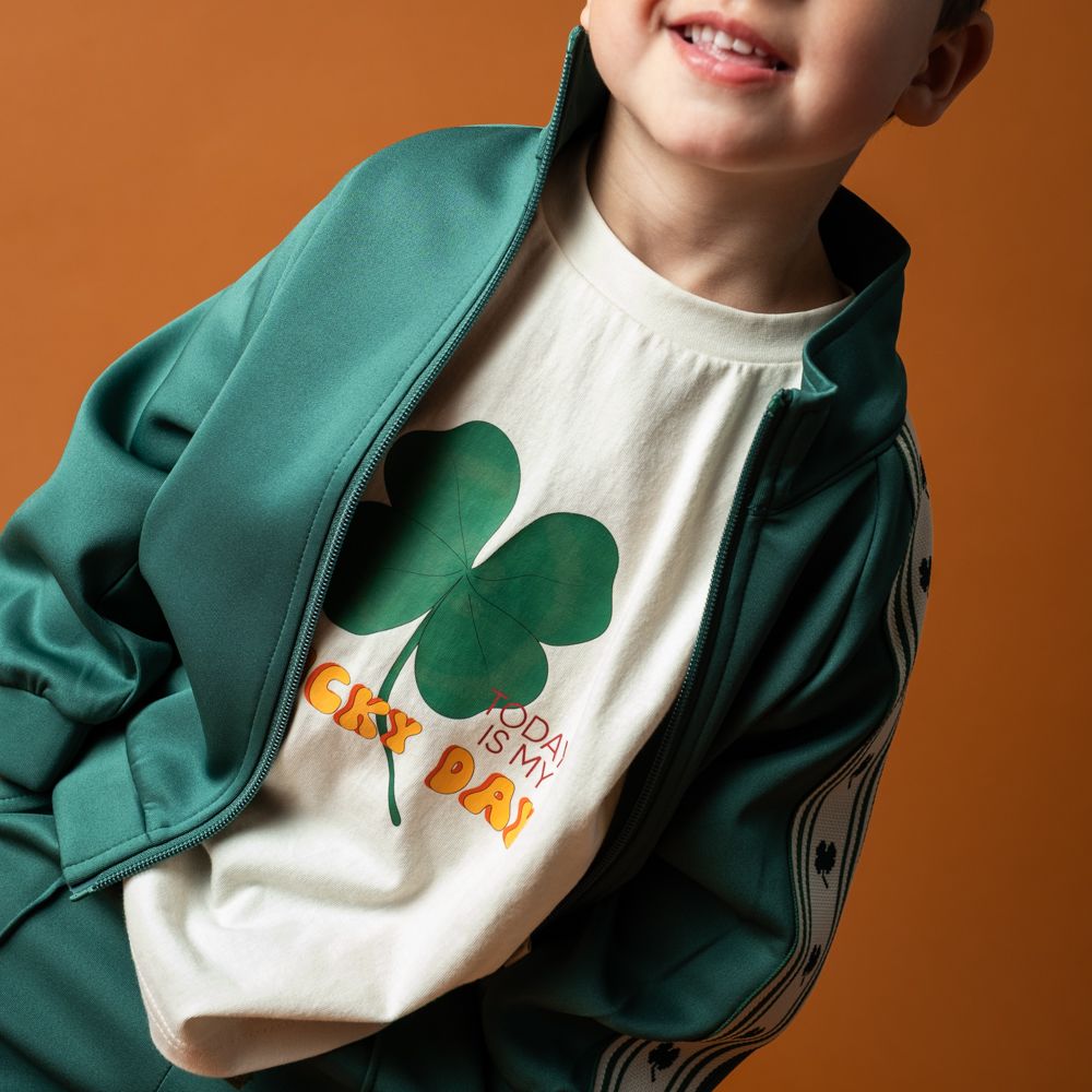 That's Mine Vilde oversized t-shirt - Lucky day - 100% organic cotton Buy T-shirts||Overdele||personale||Jersey||SS26 here.