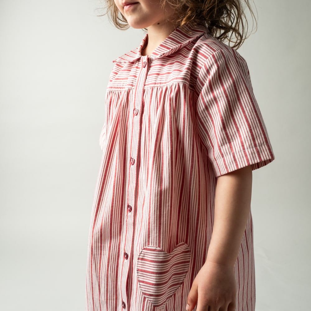 That's Mine Hea kjole - Classic red - 100% Organic cotton Buy Kjoler||Kjoler & nederdele||personale||Forår 2026 here.