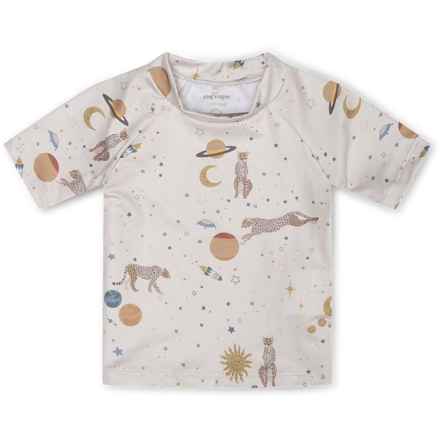 That's Mine Sami swim t-shirt - Leo espace - 85% Recycle polyester / 15% Elastane Buy Tøj||Badetøj||personale here.